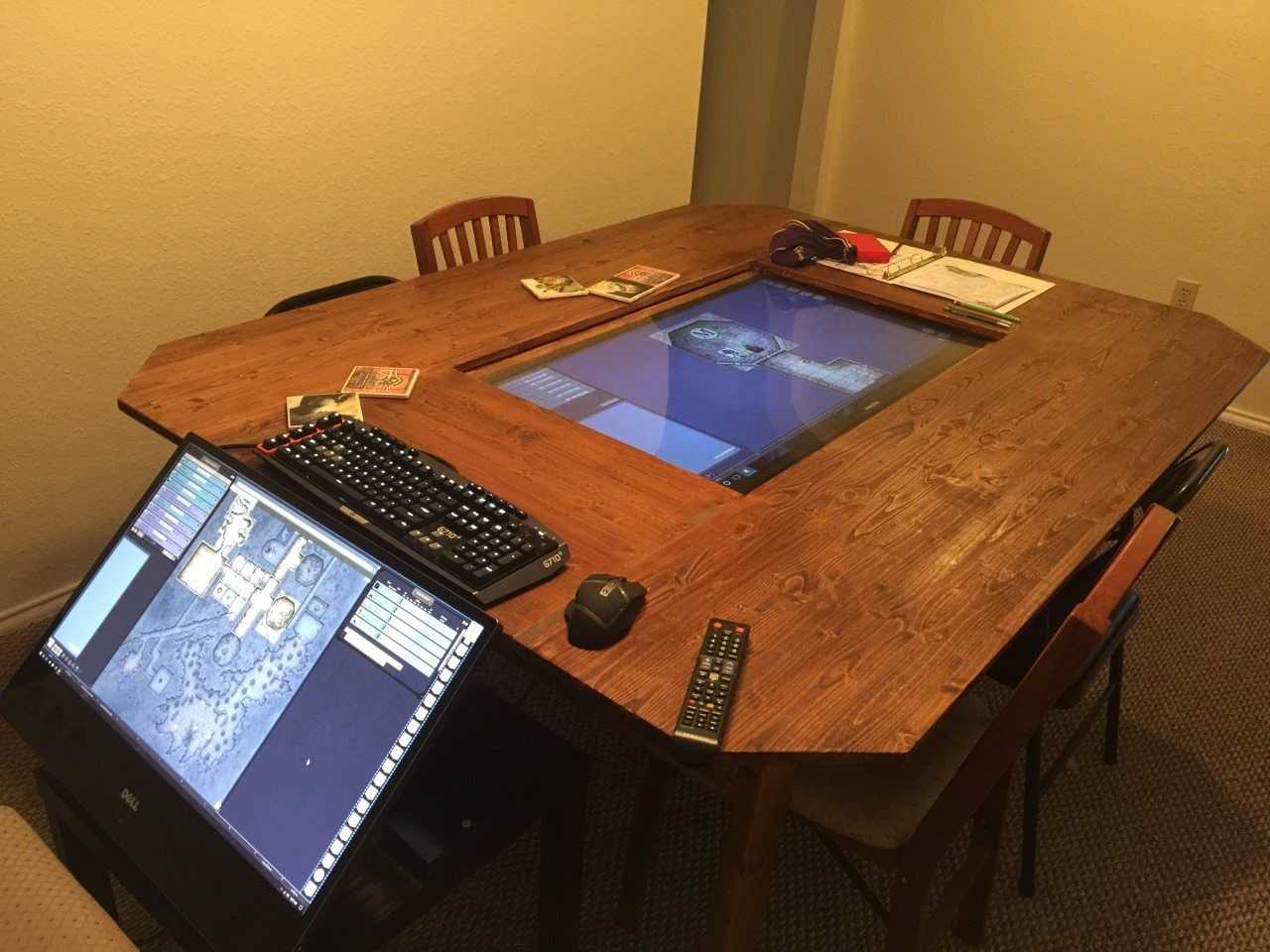 Dungeon & Dragons: DM crea il tavolo perfetto con TV e touchscreen