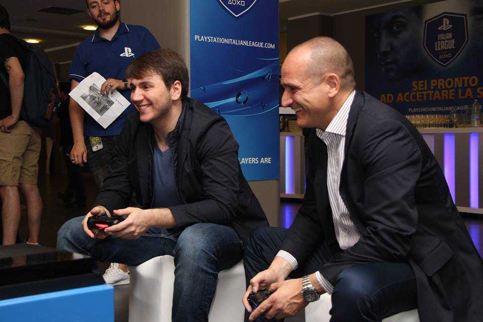 Marco Saletta gioca PlayStation