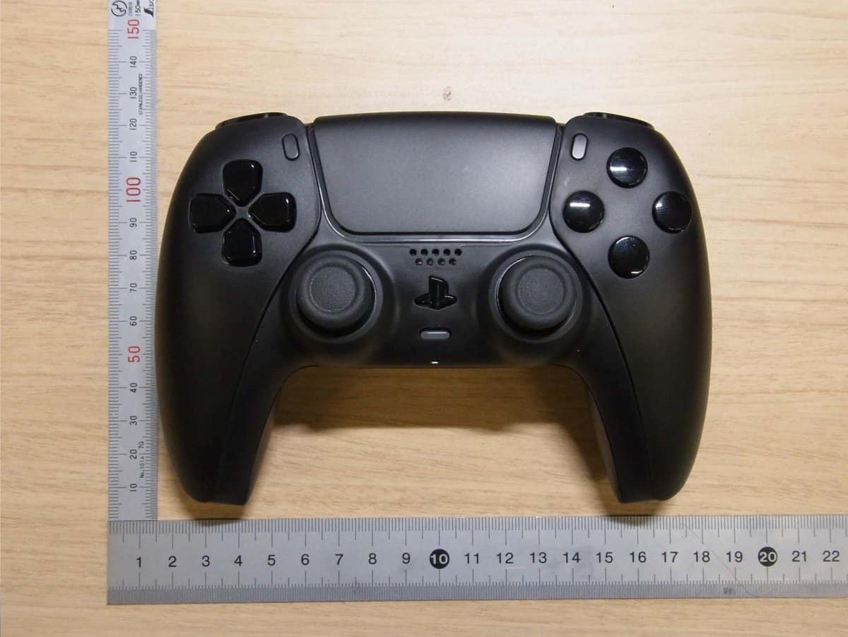 PlayStation 5: spuntano foto di un DualSense nero. PS5 nera è possibile?