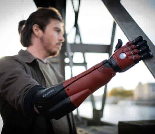 Konami-the-Phantom-Pain-bionic-Arm