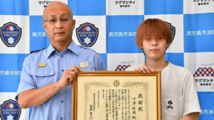 Ragazzo giapponese si ispira agli anime e salva una anziana da un incendio