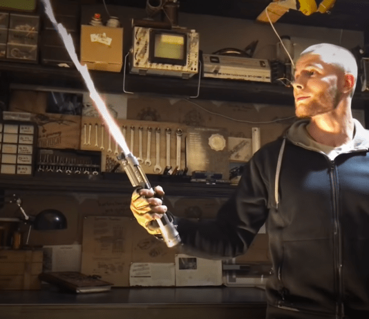 Star Wars fan realizza la prima Lightsaber retrattile autonoma, ed è Guinnes World Record