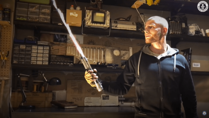 Star Wars fan realizza la prima Lightsaber retrattile autonoma, ed è Guinnes World Record