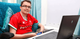 Evan ragazzo affetto da morbo di Crohn ottiene PC Laptop da gaming Alienware grazie a una raccolta fondi