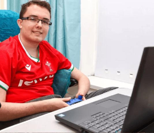 Evan ragazzo affetto da morbo di Crohn ottiene PC Laptop da gaming Alienware grazie a una raccolta fondi