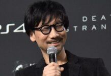 Hideo Kojima ride al microfono
