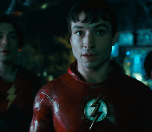 Ezra Miller scandali Warner Bros sospende progetti legati all'attore compreso The Flash