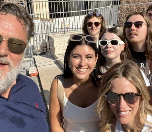 Russell Crowe Il Gladiatore Thor Love and Thunder Colosseo vacanza Roma