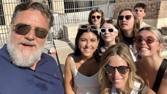 Russell Crowe Il Gladiatore Thor Love and Thunder Colosseo vacanza Roma