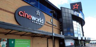 Cineworld Cinema pronta a dichiarare bancarotta crollo azioni in borsa