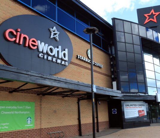 Cineworld Cinema pronta a dichiarare bancarotta crollo azioni in borsa