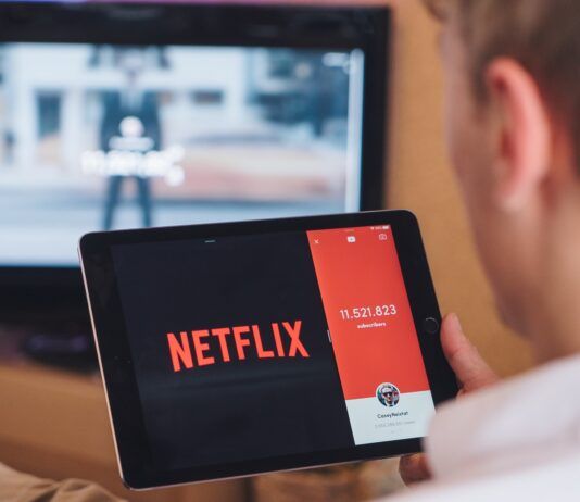 Netflix abbonamento con pubblicità impedirà download e modalità offline report di Bloomberg