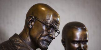 breaking-bad-statue-aaron-paul-bryan-cranston-walter-white-jesse-pinkman-albuquerque