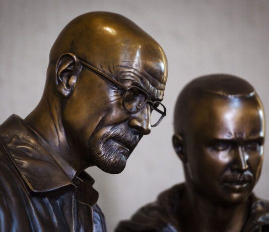 breaking-bad-statue-aaron-paul-bryan-cranston-walter-white-jesse-pinkman-albuquerque