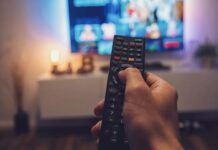 tv streaming amazon prime video netflix disney plus telecomando remote control
